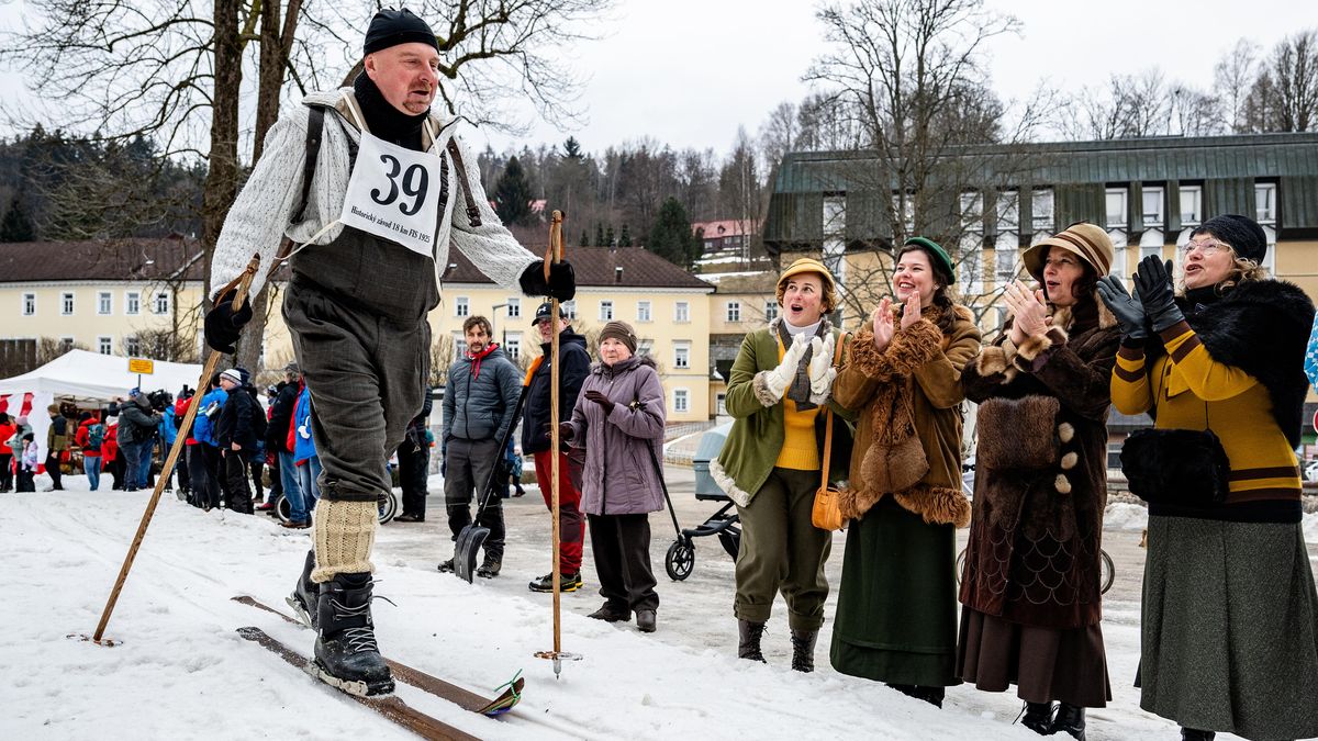 Mizérie jako před sto lety. Lyžníci vyrazili od kolonády v Janských Lázních, aby připomněli historii